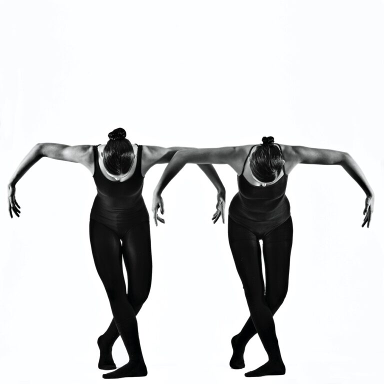 due ballerine si inchinano mentre le loro braccia si incrociano